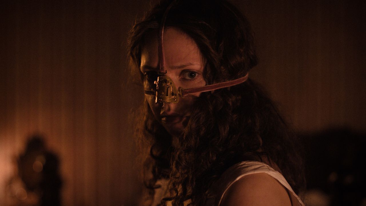 Elvira (Lea Myren) muss leiden für die Schönheit – und eine angestrebte Hochzeit mit einem Prinzen.