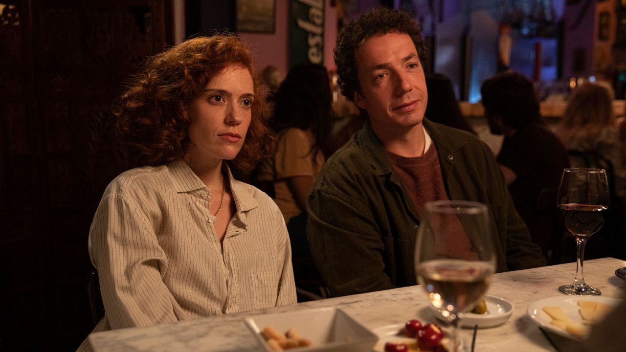 Als Ale (Itsaso Arana) und Alex (Vito Sanz) ihren Freunden von der geplanten Trennungs-Party erzählen, glauben diese zunächst an einen Scherz.