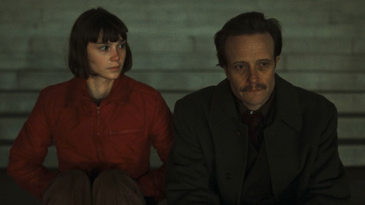 Jeanne (Clara Pacini) lernt in der neuen Welt auch August Diehl als Leibarzt von Schauspielerin Cristina kennen.