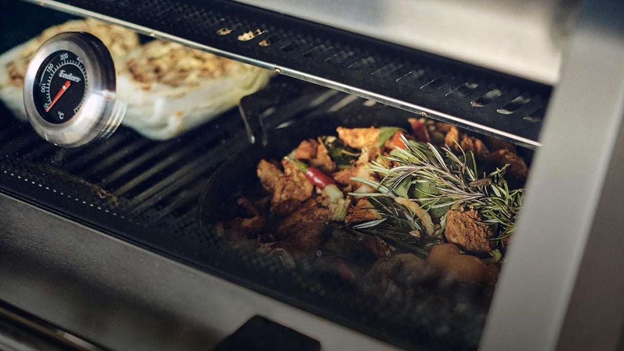 Durch das Sichtfenster hast du das Grillgut immer im Blick.