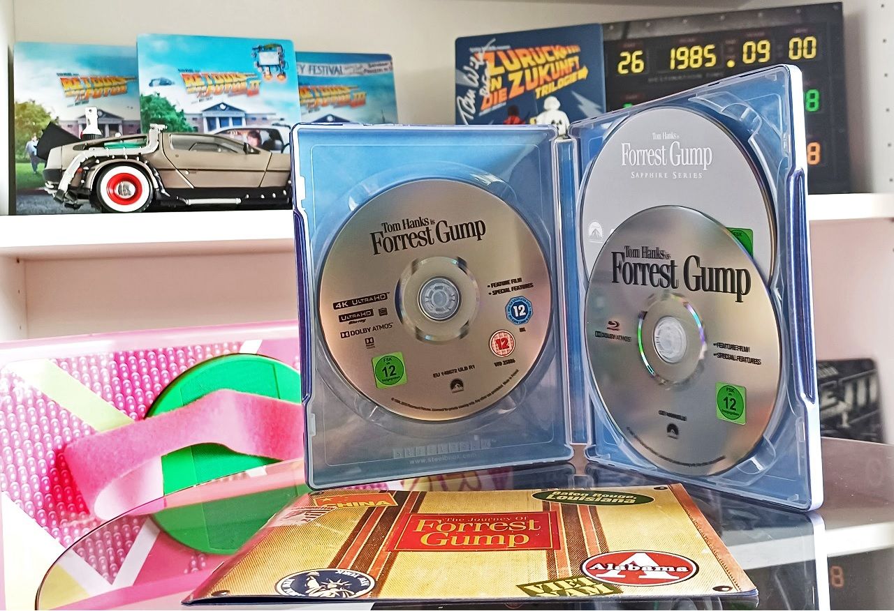 Das Steelbook kommt mit drei Discs und Booklet daher.