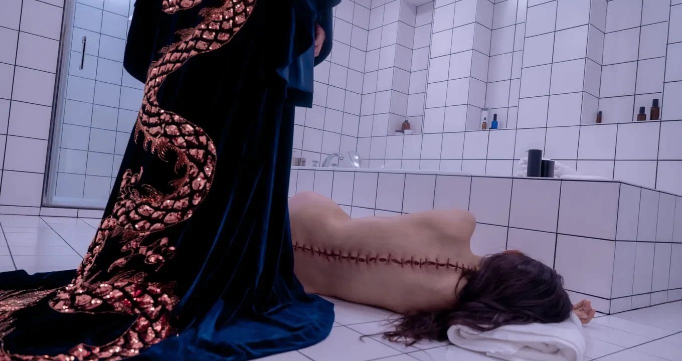 Wer gerade nicht dran ist, liegt einfach bewusstlos auf dem Badezimmerboden herum. 