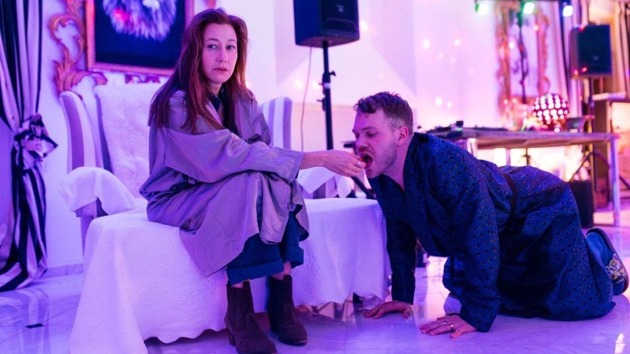 Für Brigitte (Johanna Wokalek) geht es am Ende ihres Hostessen-Zyklus ums nackte Überleben – da muss bei der Partnerwahl auch schon mal der ein oder andere Kompromiss eingegangen werden …