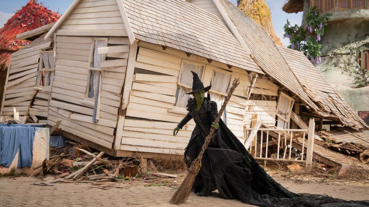 Das Haus von „Der Zauberer von Oz“-Protagonistin Dorothy kracht buchstäblich zwischen die „Wicked“-Heldinnen. 