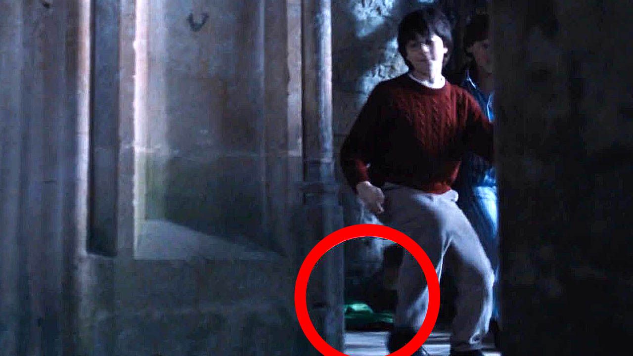 Unten links neben Harry deutlich zu sehen: die grün schimmernde Innenseite des Umhangs