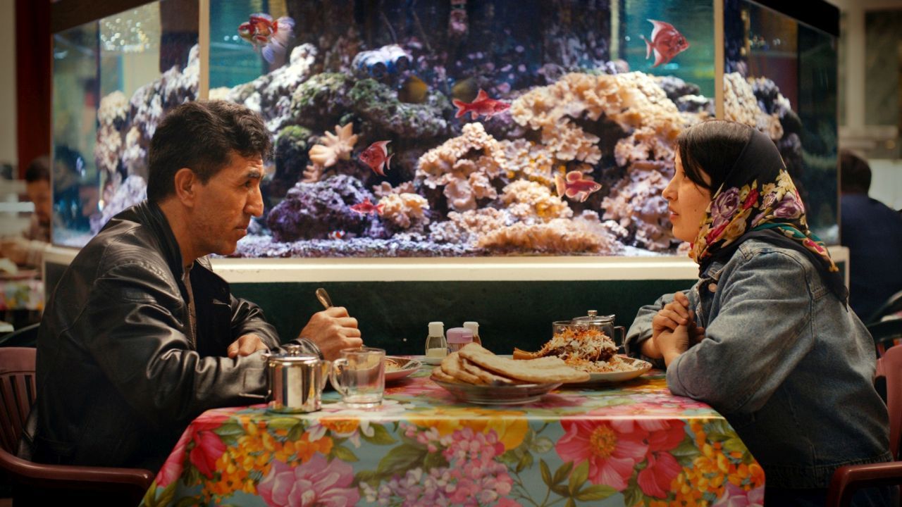 Naru (Shahrbanoo Sadat) ist regelrecht euphorisch, als ihr mit Qodrat (Anwar Hashimi) ein Mann erstmals wirklichen Respekt entgegenbringt. 