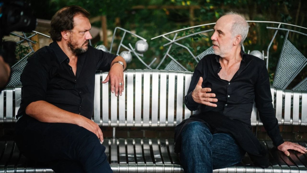 Selten hat man das Interesse eines Dokumentarfilmers so sehr gespürt wie bei Charly Hübner (l.) und Element of Crime.