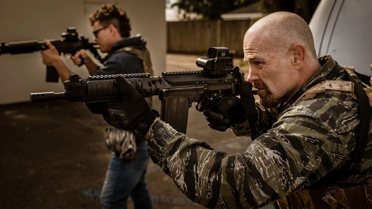 Mic und sein jüngerer Bruder Jamie (im Hintergrund) müssen sich den Weg freiballern.