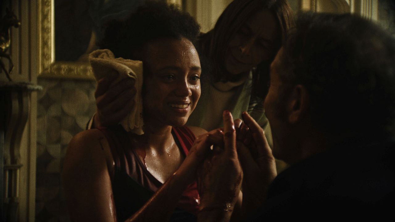 Auch Joseph (Jason Isaacs) ist mit seiner verunfallten Tochter Josephina (India Brown) zur Therapie in der Trauma-Klinik. 