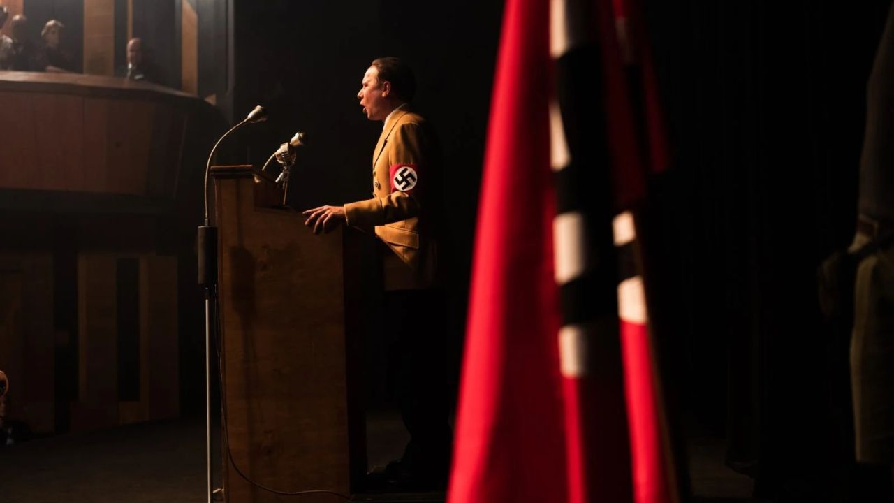 Laut „Führer und Verführer“ sind (fast) allein Goebbels und seine Propagandamaschine für den Aufstieg des Nationalsozialismus verantwortlich – eine provokante These, die aber zugleich auch als eindringlicher Appell für die Jetztzeit verstanden werden sollte.