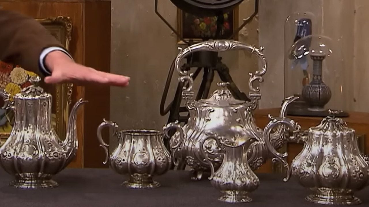 Wuchtig, schnörkelig und edel: Dieses Teeservice wirkt auf den ersten Blick extrem wertvoll.