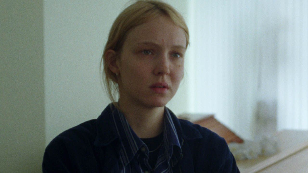 Wird nicht nur mit ihrer Trauer um ihre Mutter, sondern auch mit der Planung der Beerdigung allein gelassen: Lore (Magdalena Laubisch)