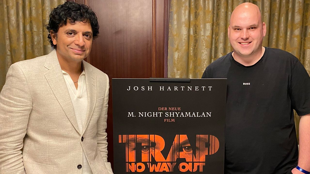 M. Night Shyamalan und FILMSTARTS-Chefredakteur Christoph Petersen beim Interview in Berlin.