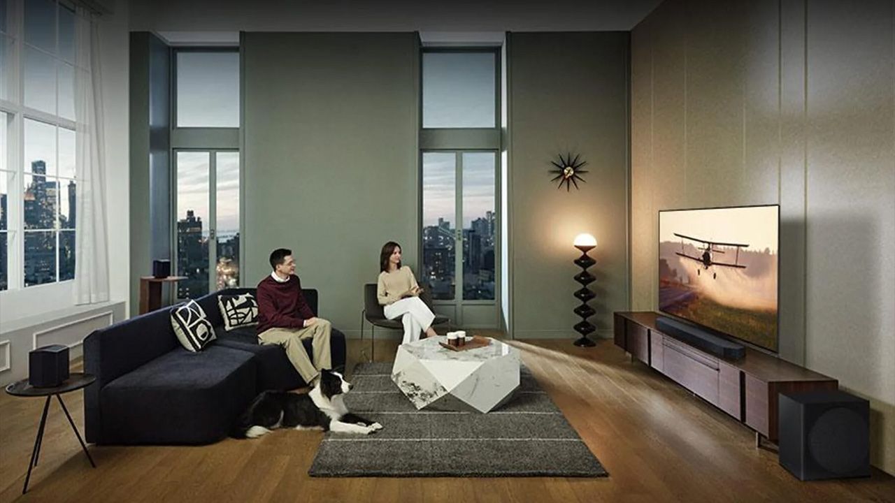Die Samsung-Soundbar lässt sich elegant und unaufdringlich in euer Wohnzimmer integrieren