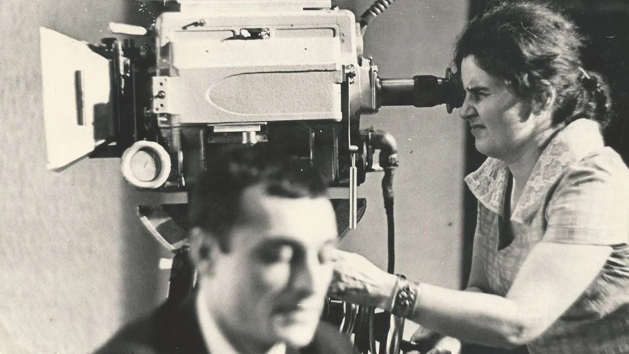 Nutsa Gogoberidze, die erste georgische Regisseurin, bei der Arbeit