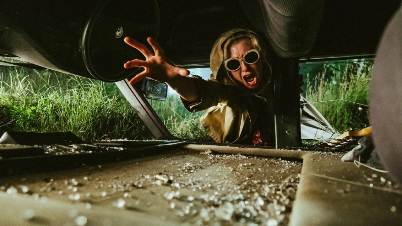 Gretchen wird schon bald von einer geheimnisvollen Gestalt verfolgt.