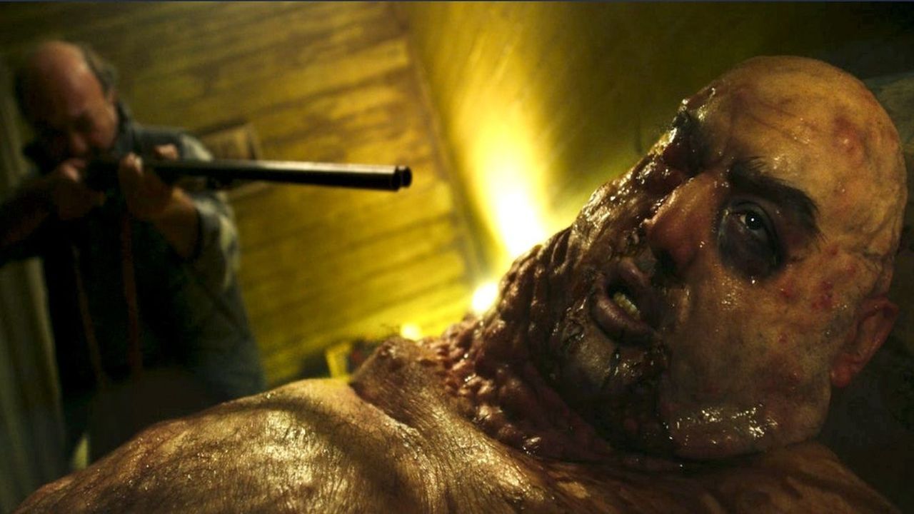 Die Protagonisten scheinen Bescheid zu wissen, was es mit den Besessenen auf sich hat – aber wir als Publikum werden erst mal lange im Dunkeln belassen!