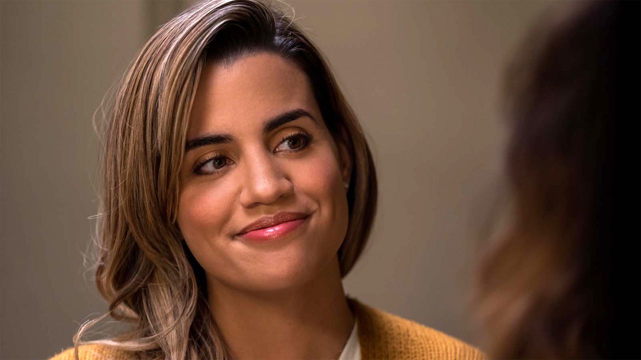Natalie Morales in „Dead To Me“