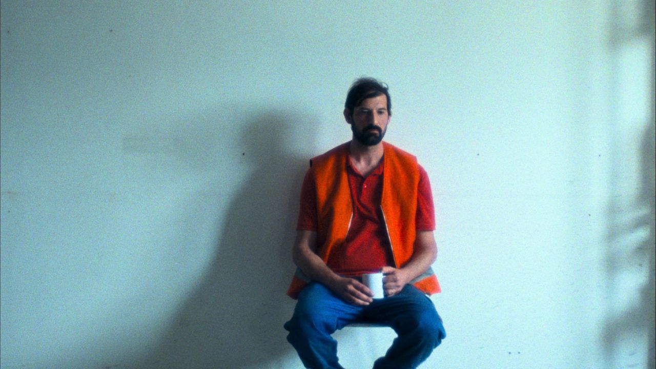 Die Kamera verharrt gleich in der ersten Einstellung so lange, dass man fast erschrickt, wenn doch noch eine zweite Figur ins Bild rückt.