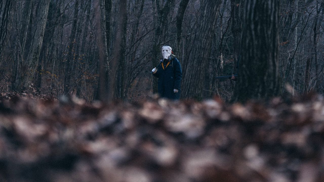 Plötzlich machen unheimliche Gestalten Jagd auf Yoshii.