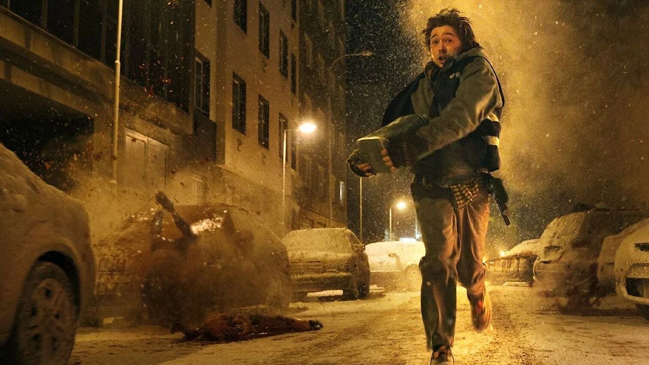 Bryan (Austin Abrams) kämpft sich durch Raccoon City.