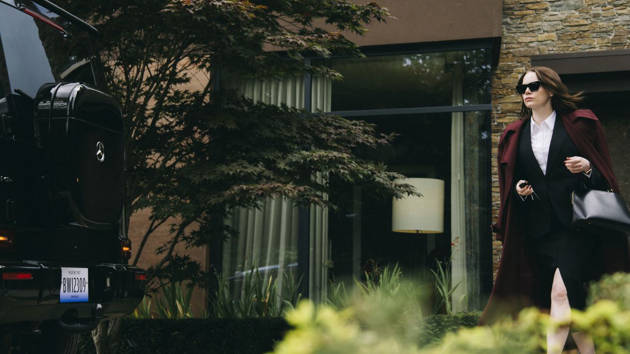 Die Pharma-CEO Michelle (Emma Stone) gerät ins Visier der Alien-Verschwörungstheoretiker. 