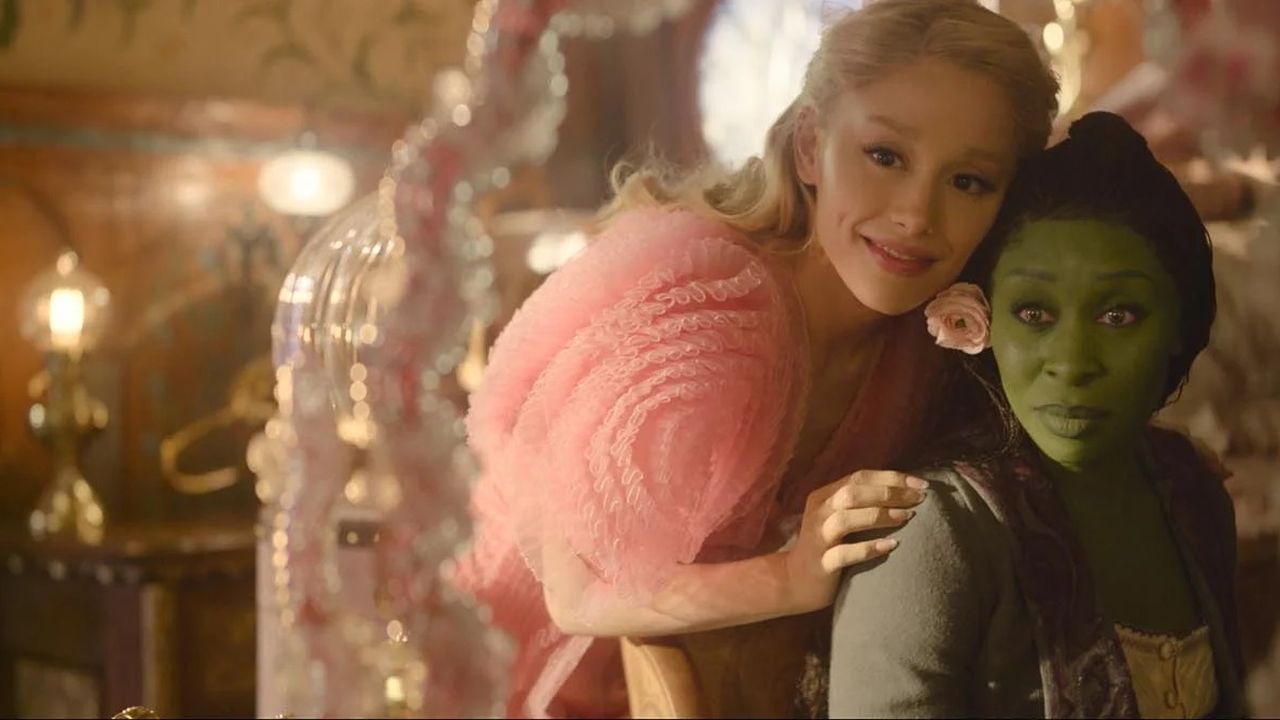 Glinda (Ariana Grande) nimmt Elphaba (Cynthia Erivo) unter ihre Fittiche – zumindest was die modischen Dinge angeht.