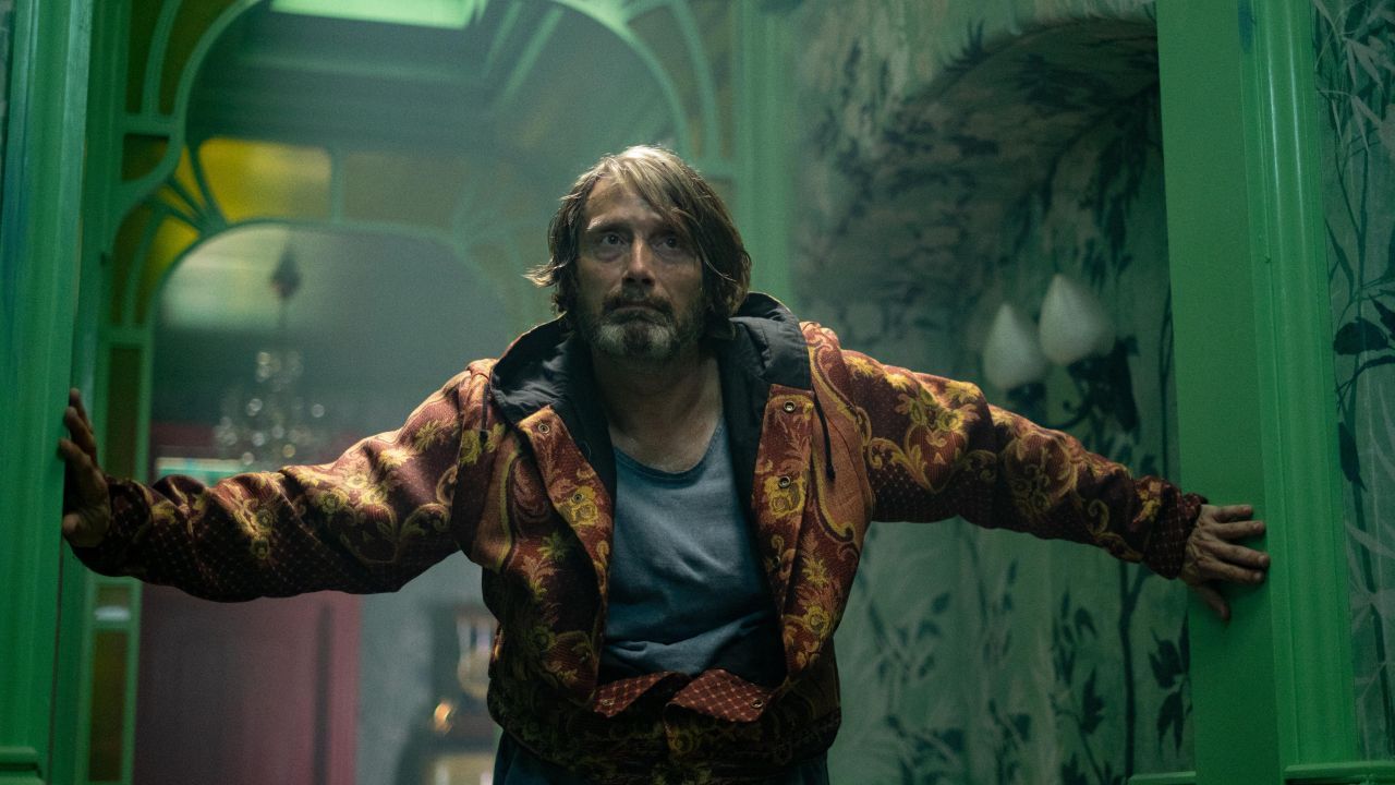 Für seine kleine Nachbarin schult Mads Mikkelsen von Auftragskiller auf Monsterjäger um…