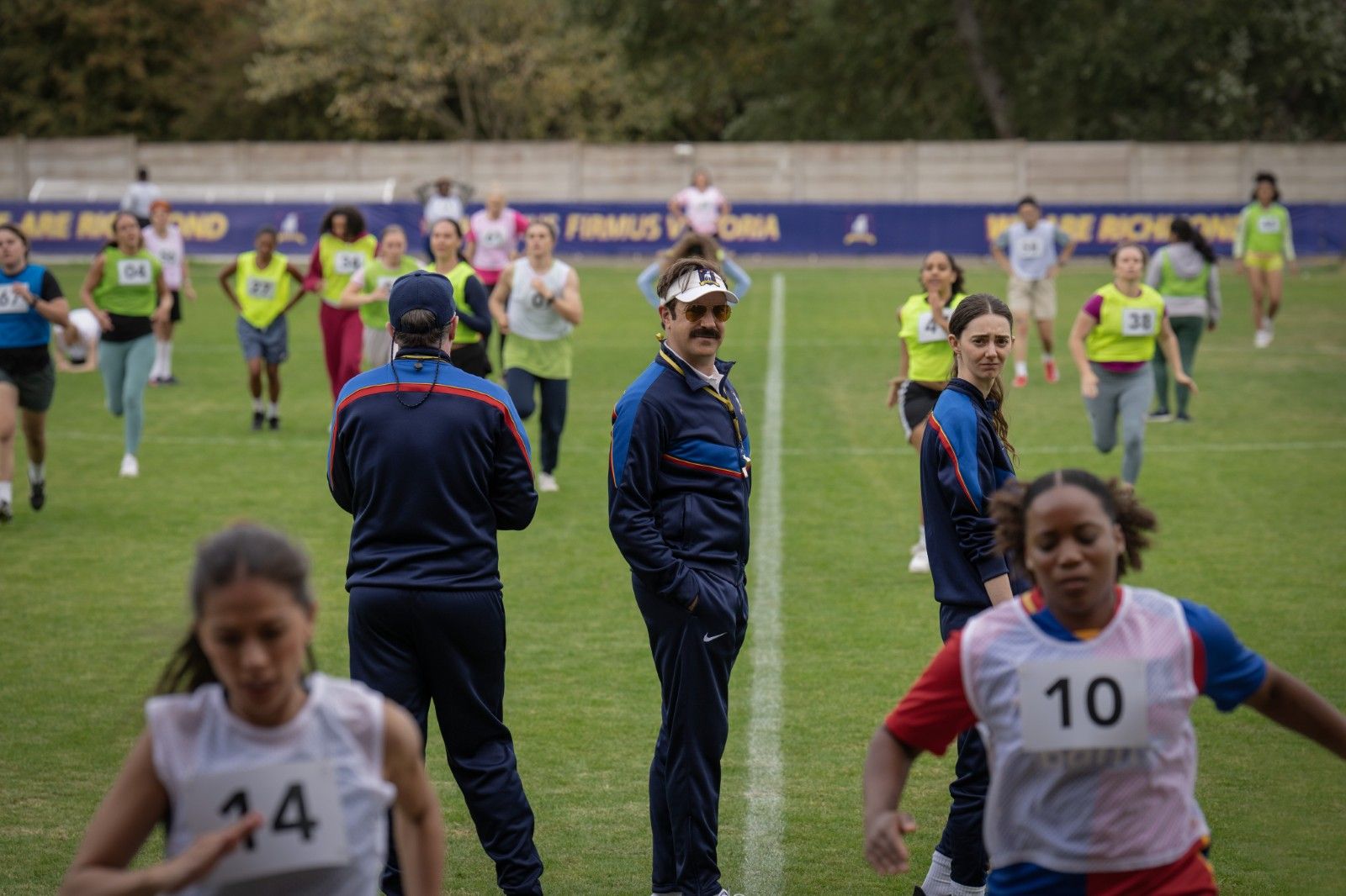 Brendan Hunt, Jason Sudeikis und Tanya Reynolds in 