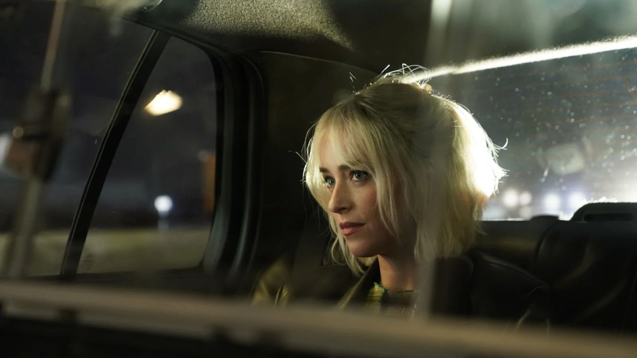 Die Frau (Dakota Johnson) wollte eigentlich nur ihre Ruhe haben – ist dann aber doch ganz froh, mit ihrem Fahrer ins Gespräch gekommen zu sein.