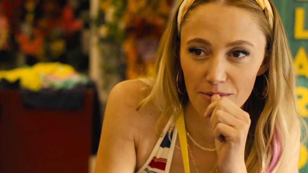 Kenna (Maika Monroe) trifft während ihrer Arbeit in einem lokalen Geschäft auf ihre große Liebe – nicht ahnend, was für eine Tragödie das Schicksal für sie bereithält.