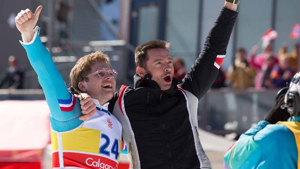Eddie (Taron Egerton) und sein Trainer Bronson (Hugh Jackman) feiern den Sport.
