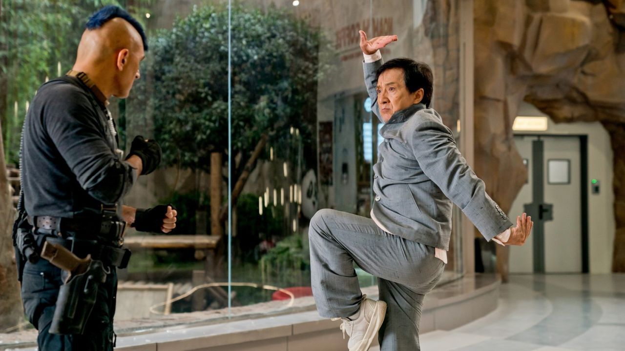 Jackie Chan spielt sich selbst – mit einem angenehmen Maß an Selbstironie.