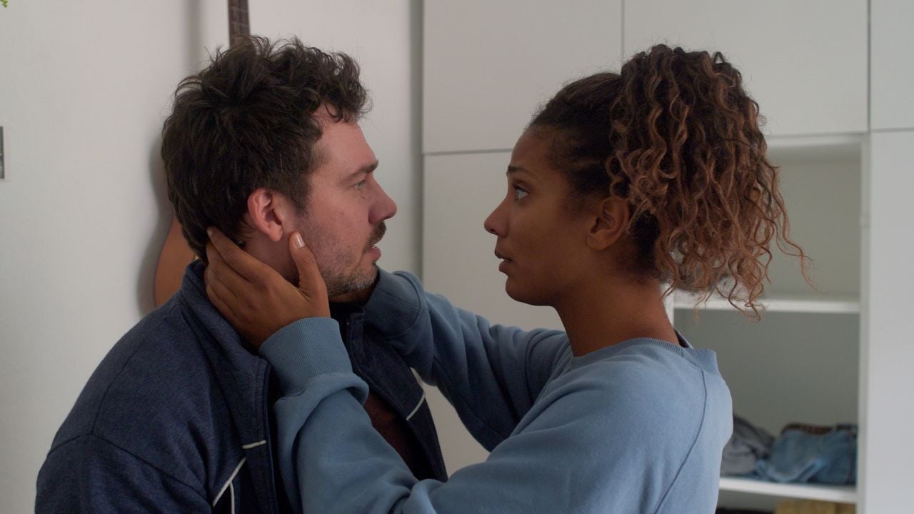 Nach acht Jahren getrennt, aber sie schlafen immer noch im selben Bett: Auf die Dauer ist die Situation von Sophie (Abenaa Prempeh) und Jojo (Konstantin Gerlach) sicher nicht gesund.