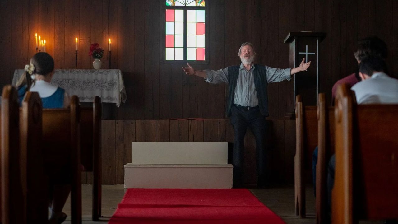 Die strenge Kirche ist nur eine von vielen Bedrohungen, denen sich die Teenagerinnen von St. Belvedere ausgesetzt sehen.