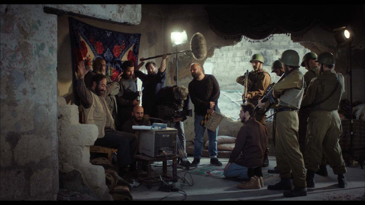 Yahya (Nader Abd Alhay) lässt sich breitschlagen, in einer Propaganda-Produktion der Hamas als Heldendarsteller mitzuwirken.