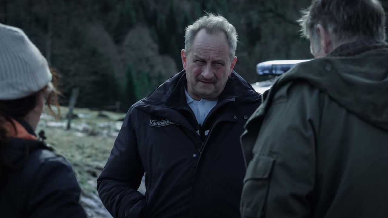 Polizeichef Roland (Benoît Poelvoorde) hat eigentlich ganz andere Sorgen als einen wildgewordenen Bären und einen ausgeuferten Drogendeal.