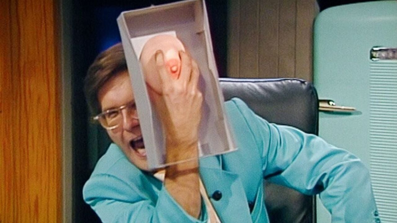 Harald Schmidt erklärt „auf seine Art“, wie Mann sich am Arbeitsplatz davor schützen kann, des sexuellen Missbrauchs beschuldigt zu werden (aber deshalb nicht gleich aufs Busengrapschen verzichten muss). 