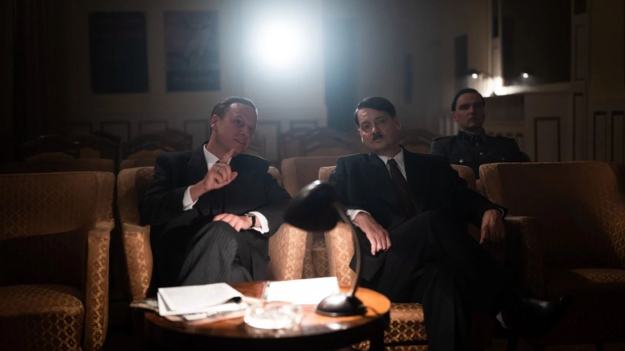 Joseph Goebbels (Robert Stadlober) hält den Führer Adolf Hitler (Fritz Karl) für seine ganz persönliche Schöpfung.