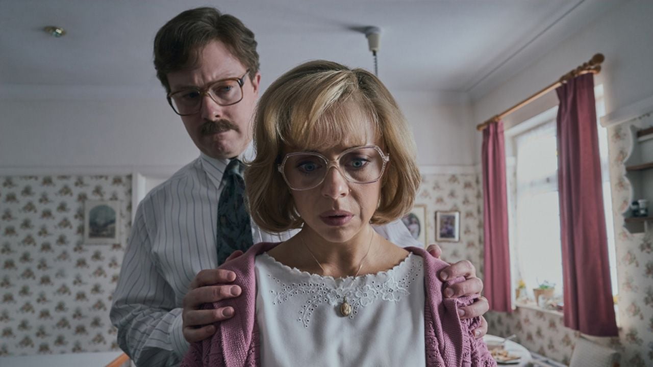 Daniel Rigby und Bel Powley als Vernon und Petunia Dursley