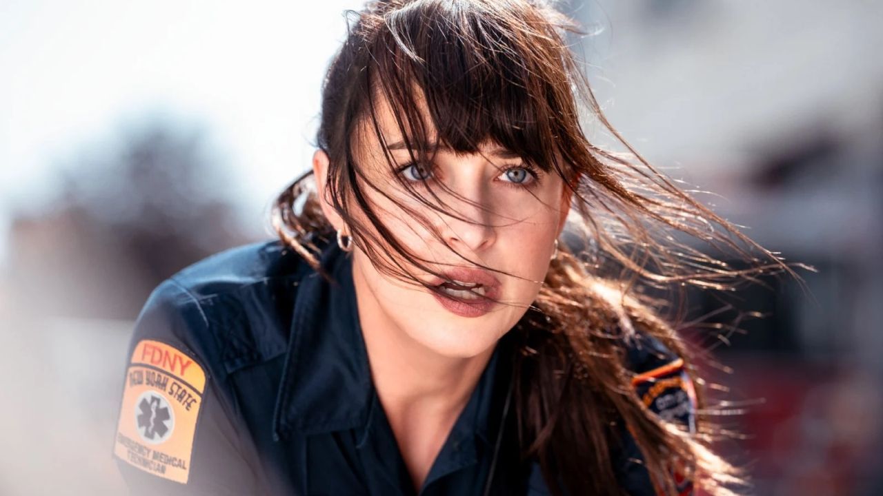 Dakota Johnson ist als Cassandra Webb der klare Höhepunkt des Films – nur erweist ihr das Drehbuch mit künstlich klingenden Dialogen leider keinen Gefallen.