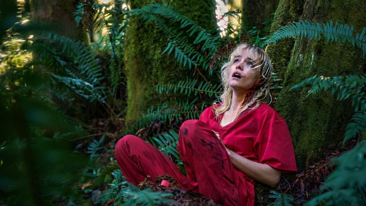 Sie (Willa Fitzgerald) ist ihrem Verfolger gerade noch entkommen, aber er bleibt ihr dicht auf den Fersen.