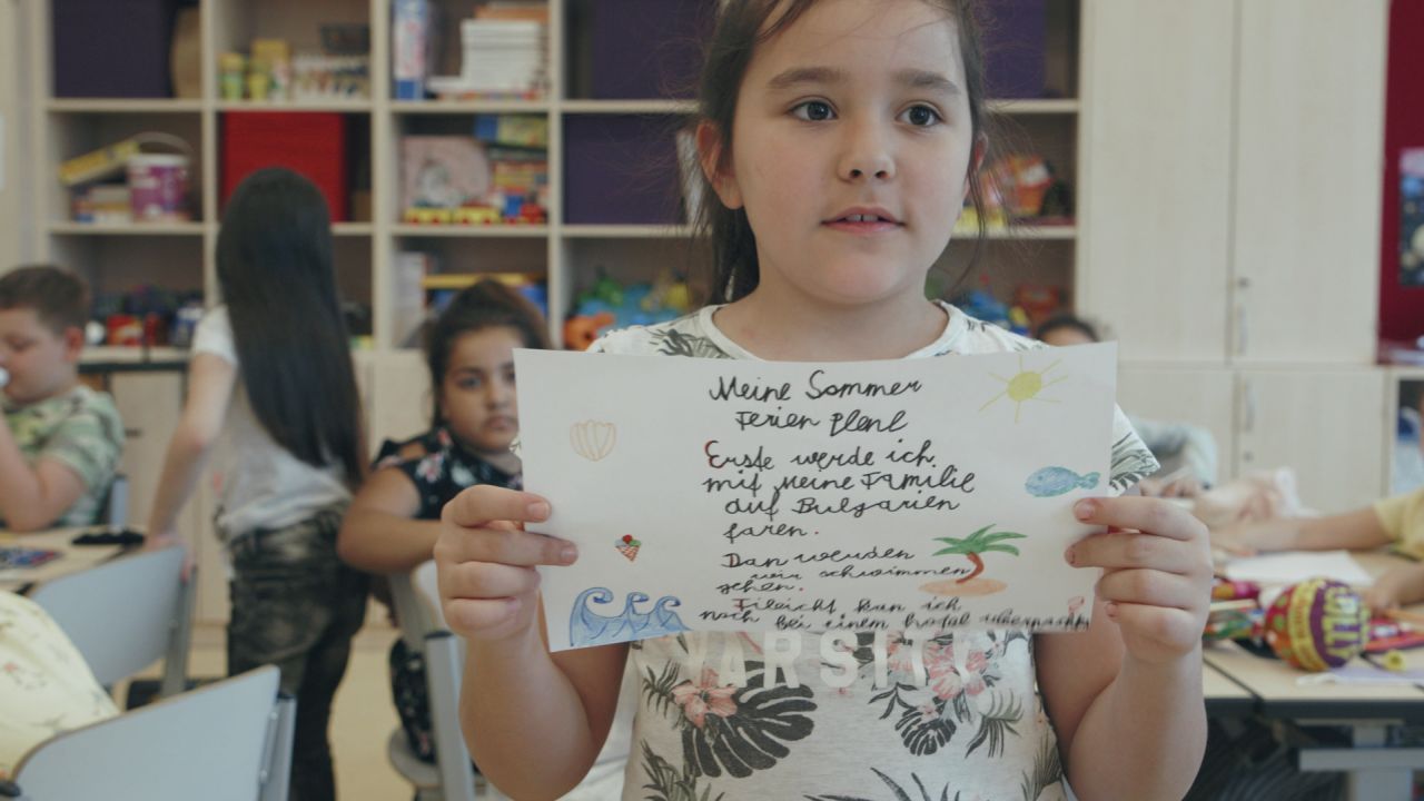 Vor den großen Ferien halten die Schüler*innen Referate über ihre geplanten Reisen.