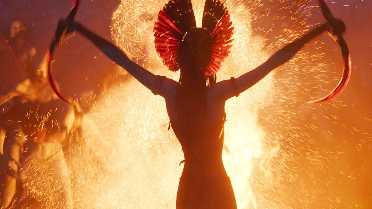 Die Mangkwan-Anführerin Varang (Oona Chaplin) macht bei ihrem hochaggressiven Vorgehen keine Gefangenen… 