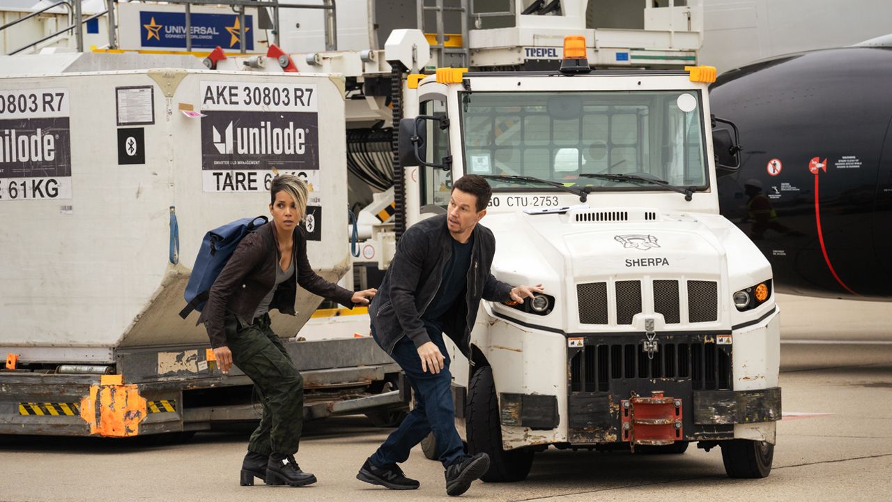 Roxanne und Mike müssen in „The Union“ offenbar einen Flughafen infiltrieren.