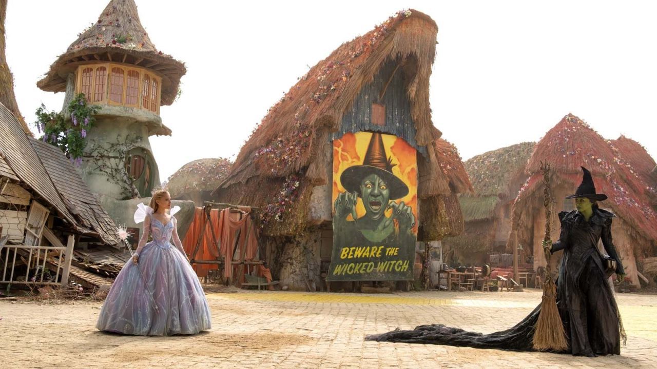 Während Galinda zum Aushängeschild des betrügerischen Zauberers von Oz (Jeff Goldblum) wird, geht Elphaba als Rebellenkämpferin in den Untergrund.