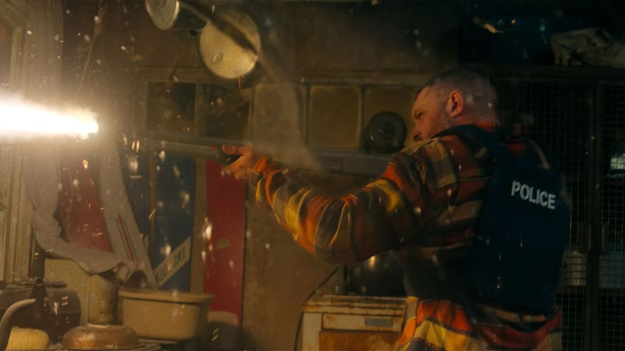 Brachial wehrt sich Cop Walker seiner Haut.