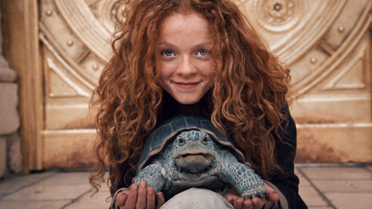 Mit Hilfe der magischen Schildkröte Kassiopeia nimmt es Momo (Alexa Goodall) mit den graugekleideten Zeitdieben auf.