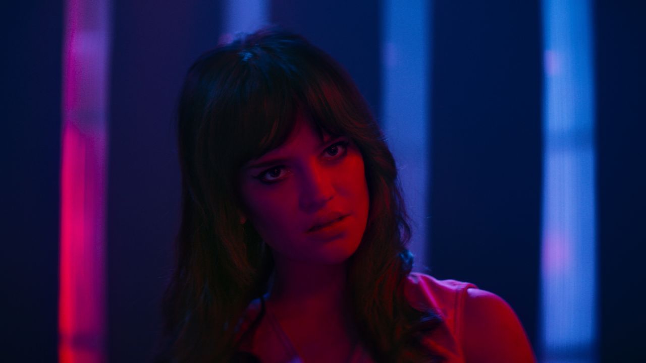Elle (Sophie Thatcher) ist für die Hauptrolle in einer Space-Opera vorgesehen – sie muss sich zugleich aber auch vor dem berüchtigten „Leatherman“ in Acht nehmen.