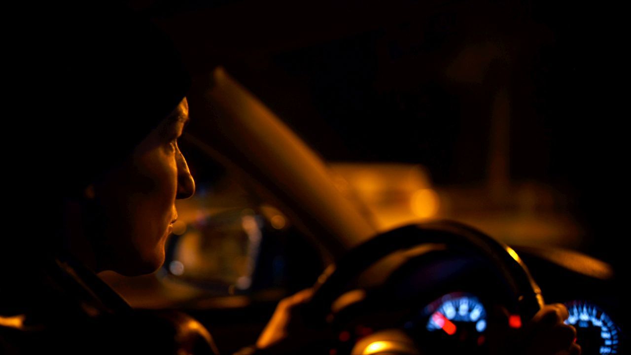 Diana (Marie Leuenberger) testet Erlkönige für die großen Automarken – und ist damit zugleich auch eine perfekte Fluchtfahrerin.